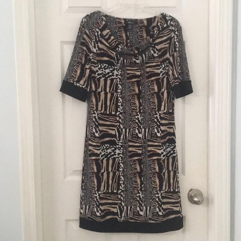 👗#19 Animal prints shift dress w/ scoop neck.
